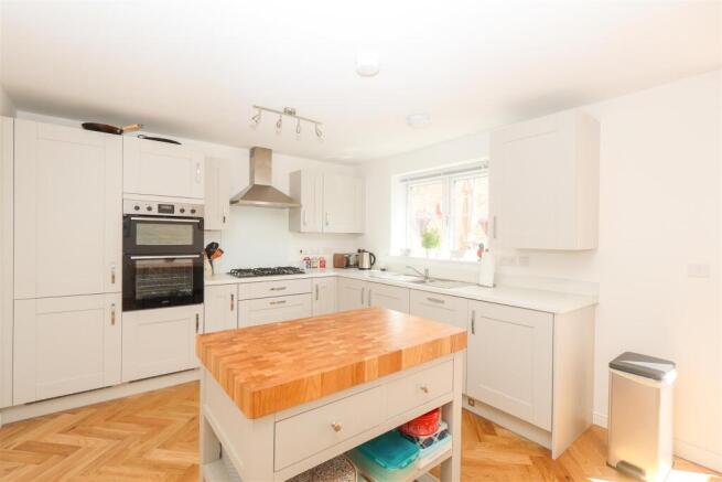 4 bed Detached for sale Image 11