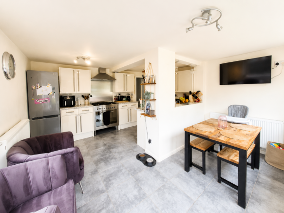 3 bed Semi-Detached for sale Image 10