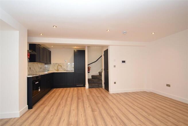 2 bed Maisonette to rent Image 5