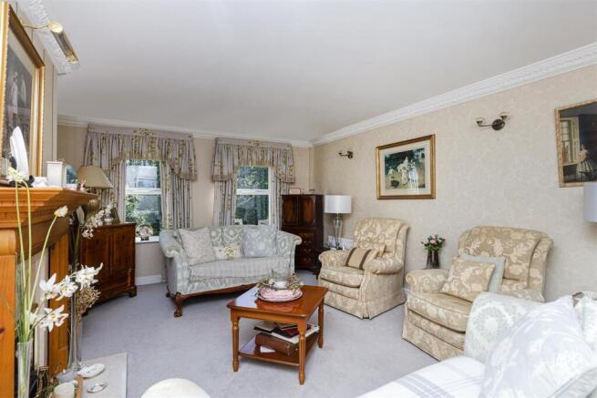 6 bed Detached for sale Image 10