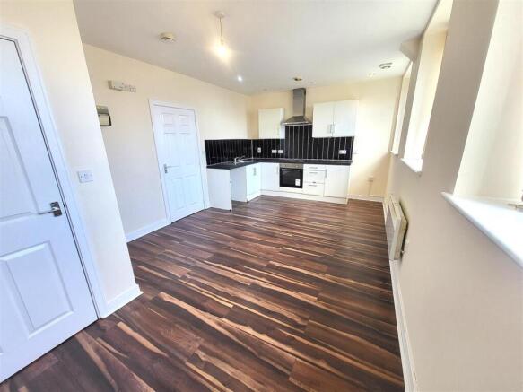 Open Plan Living/ Kitchen Pic 1