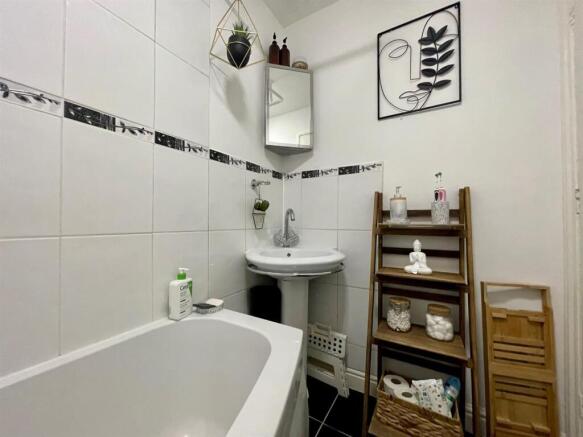 2 bed Terraced to rent Image 6