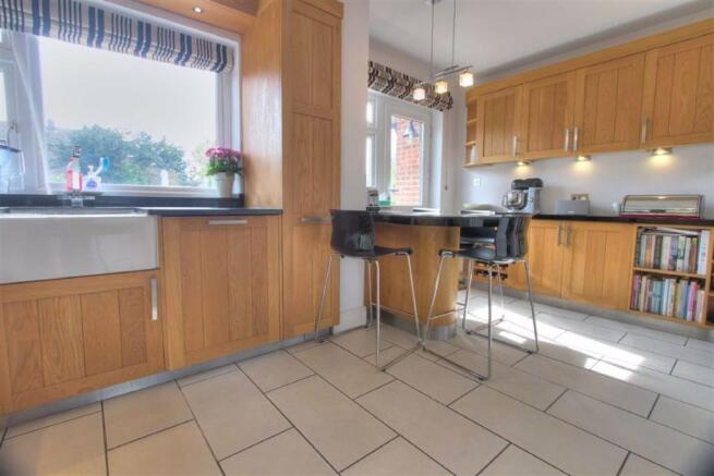 Kitchen/Breakfast Room: