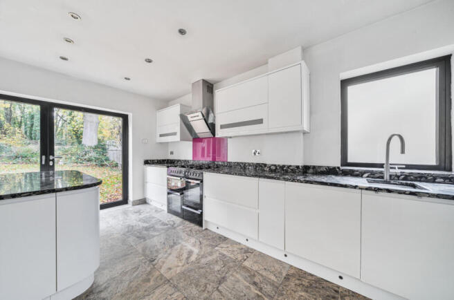 1376628-12-690b4d...