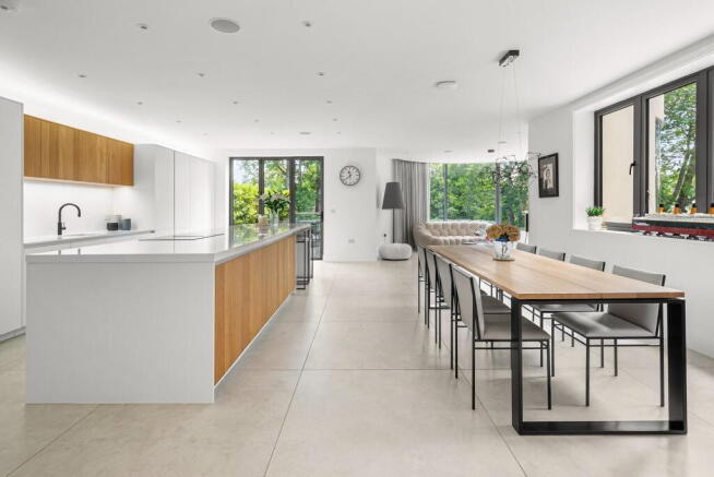 4 bed Detached for sale Image 6