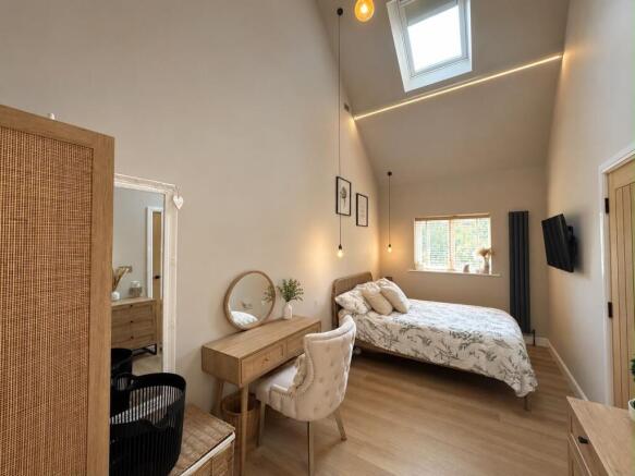 5 bed Semi-Detached for sale Image 10