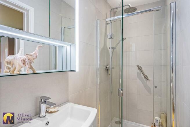 EN-SUITE SHOWER ROOM