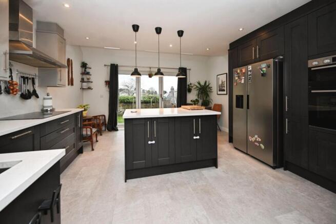 4 bed Semi-Detached for sale Image 4