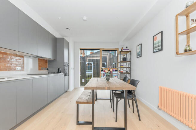3 bed Town House for sale Image 5
