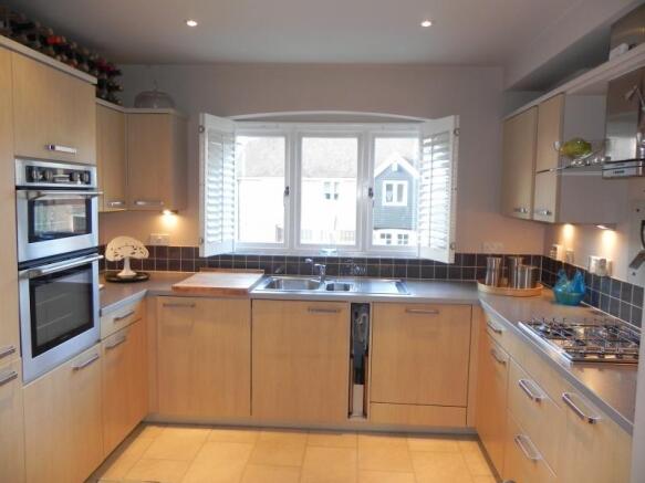 https://s3-eu-west-1.amazonaws.com/propertylab/allanmorris/property-images/standard/2406_20 Avonmill Place - Kitchen.JPG