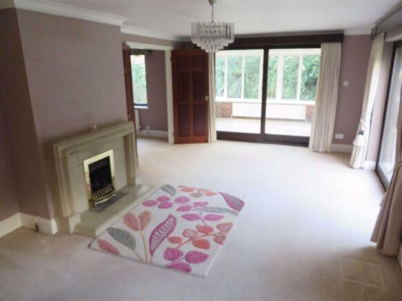 REAR LOUNGE