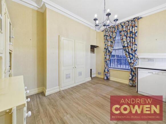 7 bed House for sale Image 11