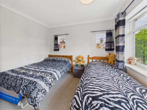 5 bed Detached for sale Image 12
