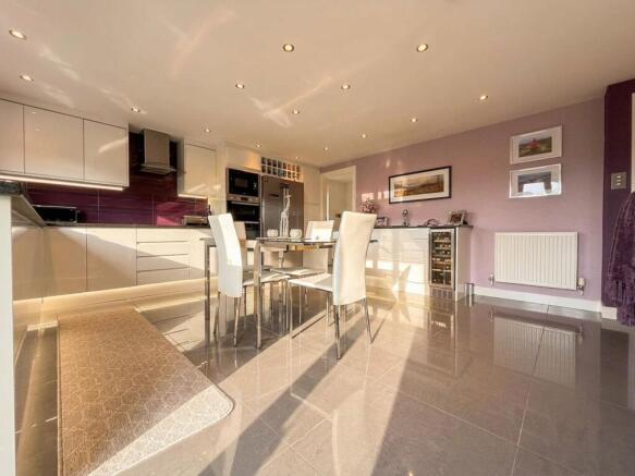 6 bed Detached for sale Image 12
