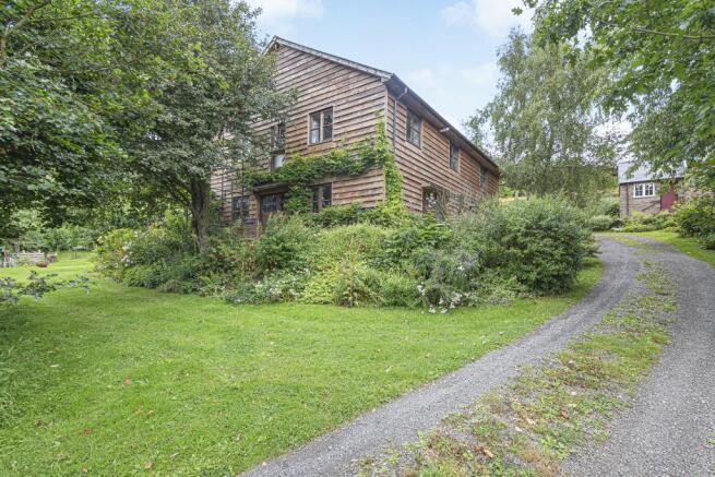 Circular drive + Barn built to house standard