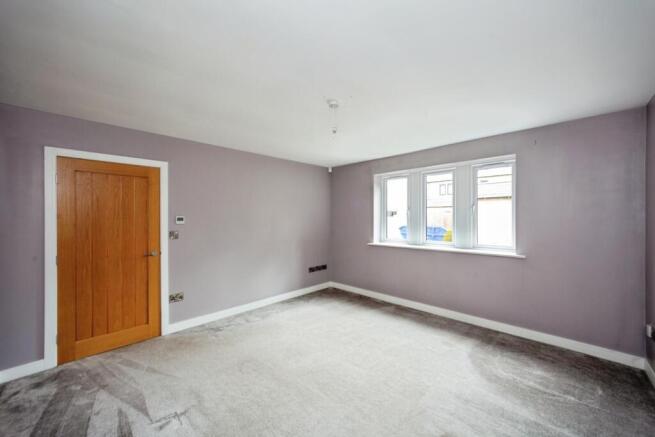 4 bed House to rent Image 9