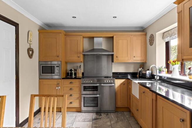 5 bed Detached for sale Image 11