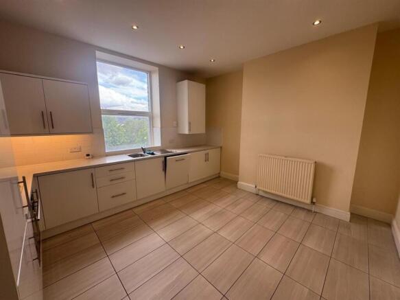 2 bed Apartment to rent Image 11