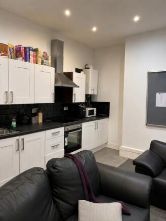 3 bed Flat to rent Image 3