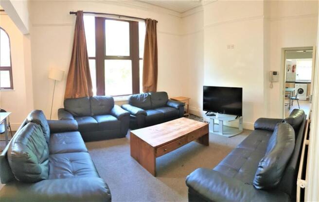 Bright, well-presented living room with three c...