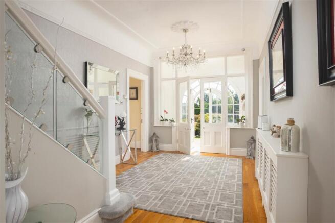 5 bed Detached for sale Image 7