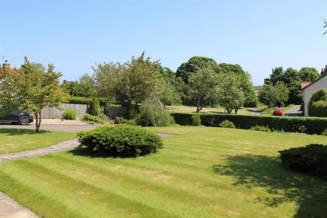FRONT GARDEN