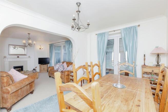 Lounge/ Dining Area