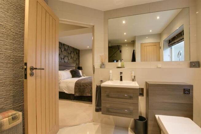 8_Elm Cres_master bed bathroom.jpg