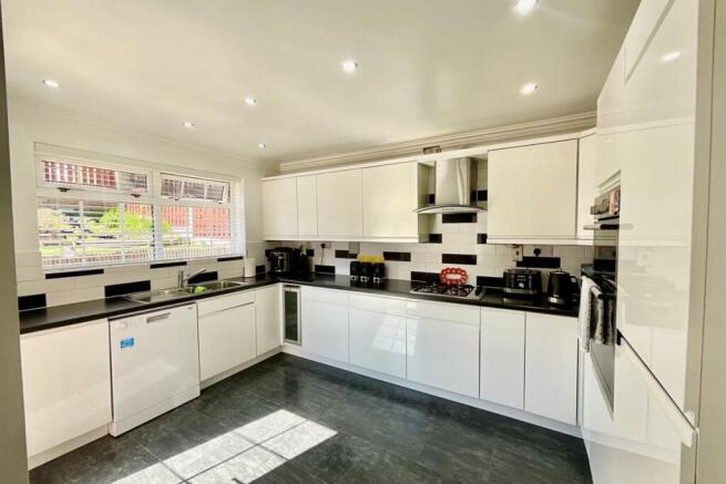 4 bed Detached for sale Image 6