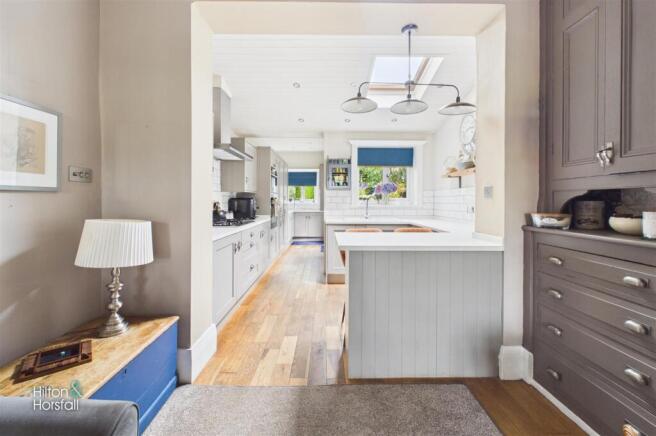 5 bed Semi-Detached for sale Image 9