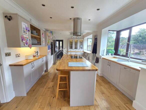 5 bed Detached for sale Image 4