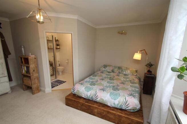 Bedroom to en-suite.JPG