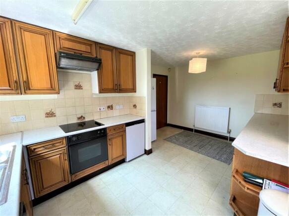 KITCHEN 2.JPG