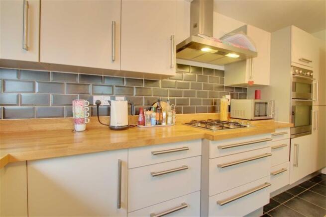 KITCHEN/BREAKFAST AREA