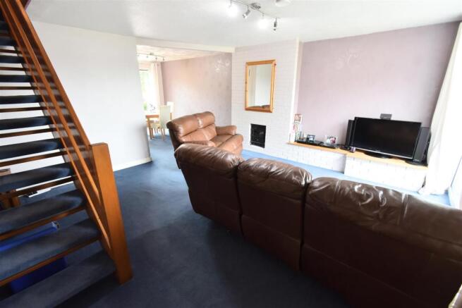 11 Oak Close, Living Room (2).JPG
