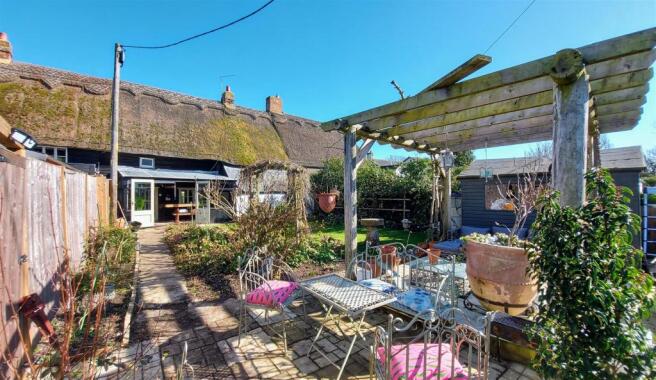 DELIGHTFUL REAR GARDEN