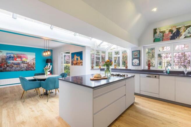 Kitchen & breakfast area