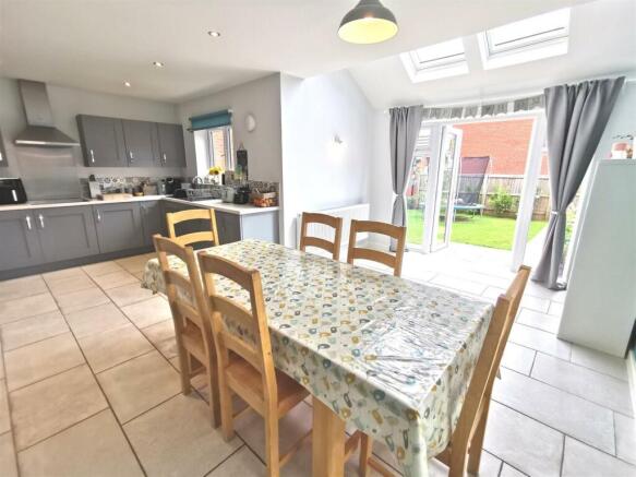Spacious 'L' shaped open plan Kitchen/Dining Room