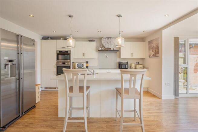 5 Bedroom Modern House Across 3 floors in Lutterworth photo 4