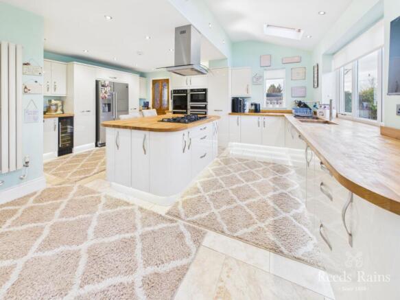 4 bed Detached for sale Image 11