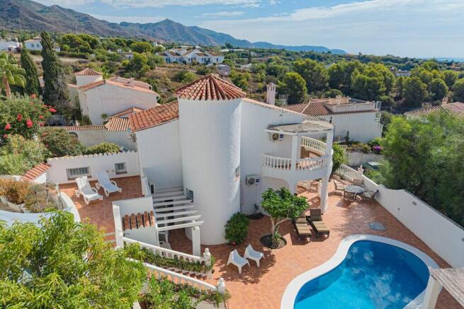 Drone house and pool