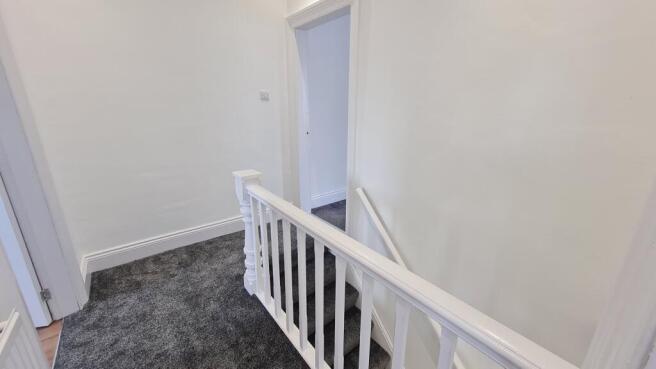 2 bed Terraced to rent Image 6