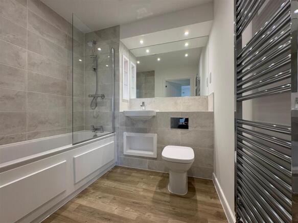 Family bathroom.jpg