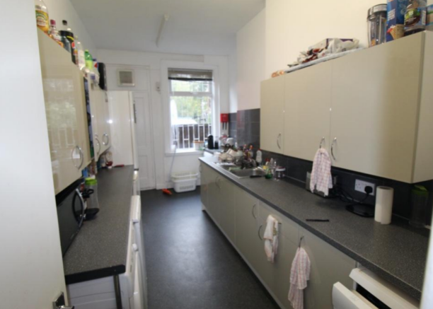 8 bed House to rent Image 8