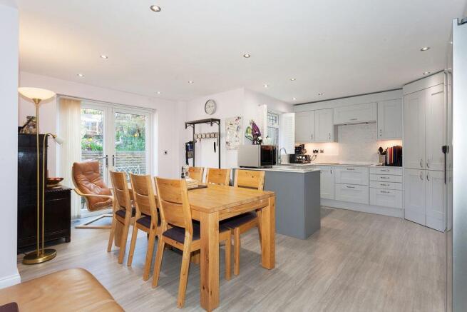 FAMILY DINING KITCHEN