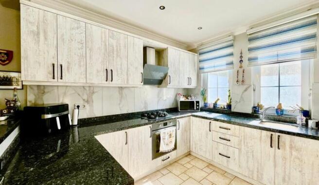 Fully Fitted Kitchen