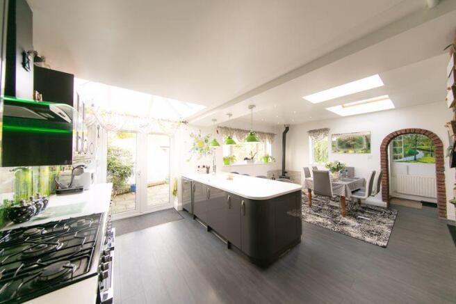 Kitchen & dining room