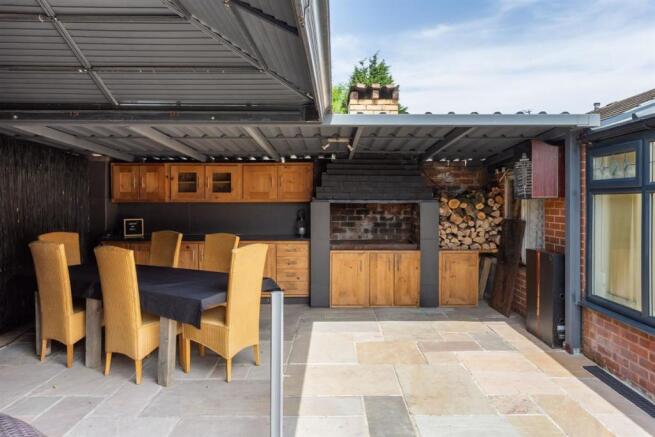 Outside kitchen / BBQ area