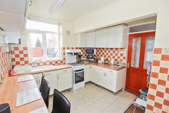FITTED KITCHEN / BREAKFAST ROOM