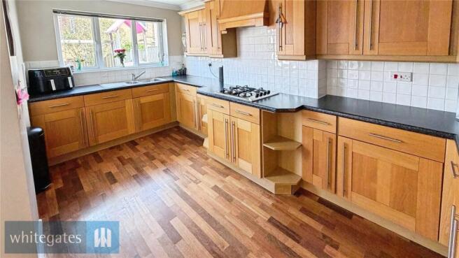 4 bed Detached for sale Image 9